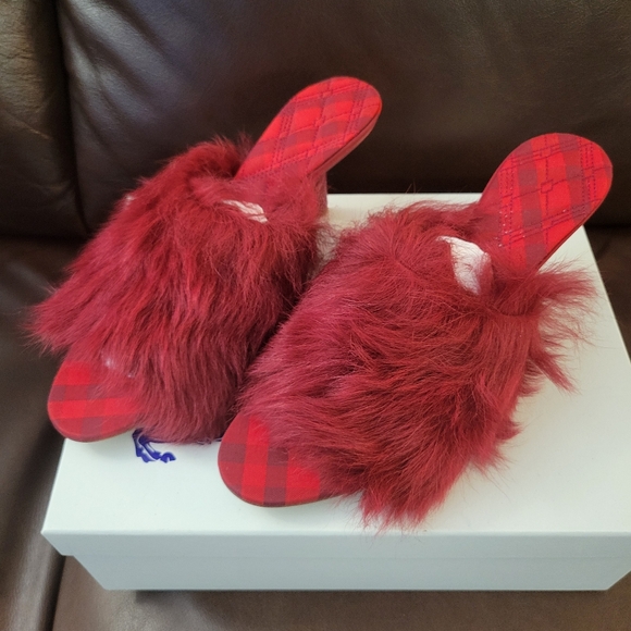 Burberry Jackie Shearling Sandals. - Picture 3 of 5